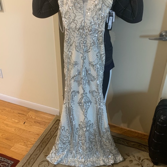 NWT Betsy & Adam Silver spaghetti strap gown - Picture 5 of 8